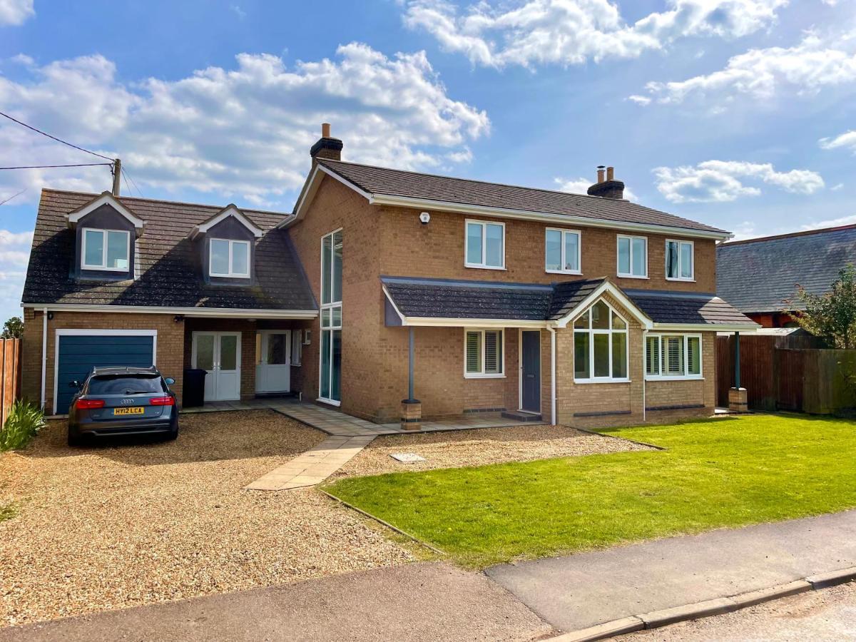 Executive Home With Plenty Of Room Ely Buitenkant foto